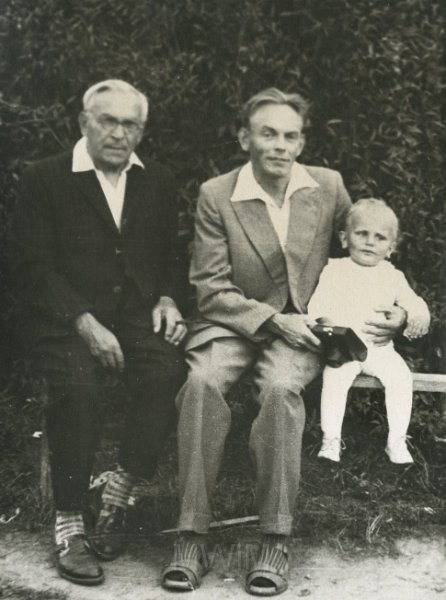 KKE 4174-118.jpg - Trzy pokolenia Zabagońskich. Włodzimierz z synem Eugeniuszem i wnukiem Jerzym.